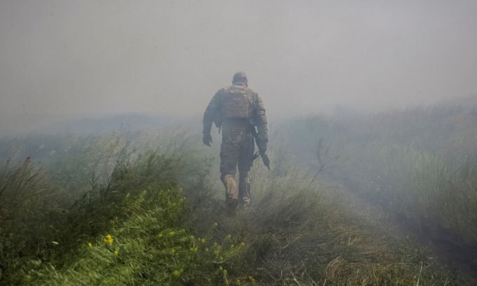 Một binh sĩ Ukraine triển khai gần làng Neskuchne hôm 13/6. Ảnh: Reuters