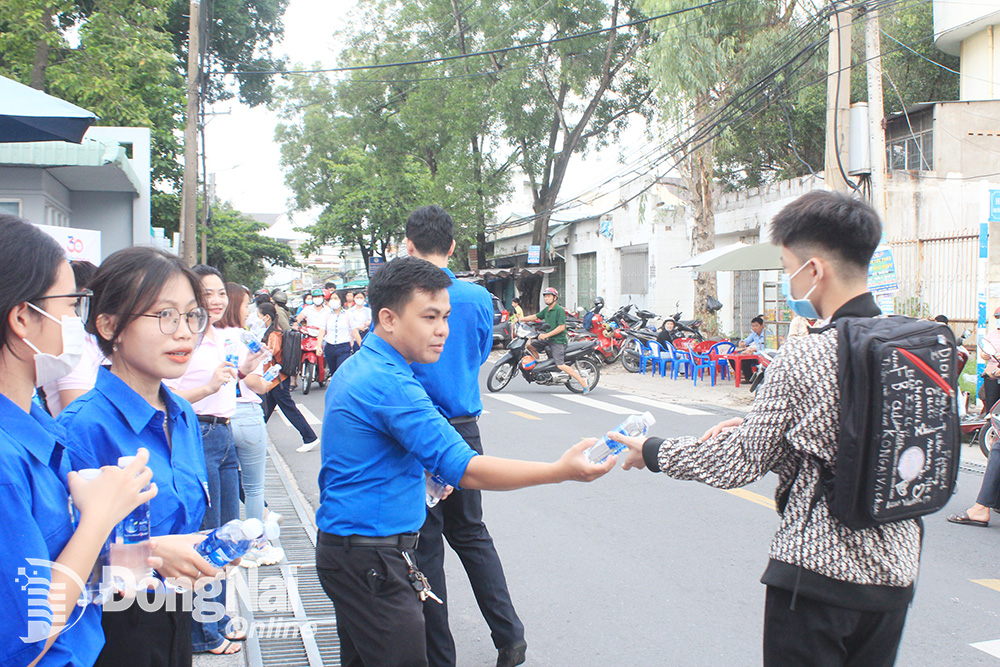 Các tình nguyện viên tiếp sức cho sĩ tử tham gia kỳ thi tuyển sinh vào lớp 10 tại Trường THPT Trấn Biên (TP.Biên Hòa) sáng 2-6. Ảnh: C.Nghĩa