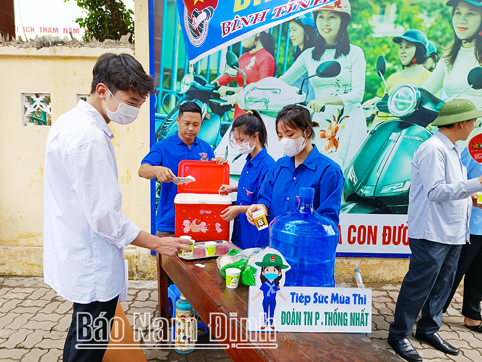 Đoàn Thanh niên phường Thống Nhất (thành phố Nam Định) tham gia tiếp sức mùa thi vào lớp 10 THPT năm 2023.