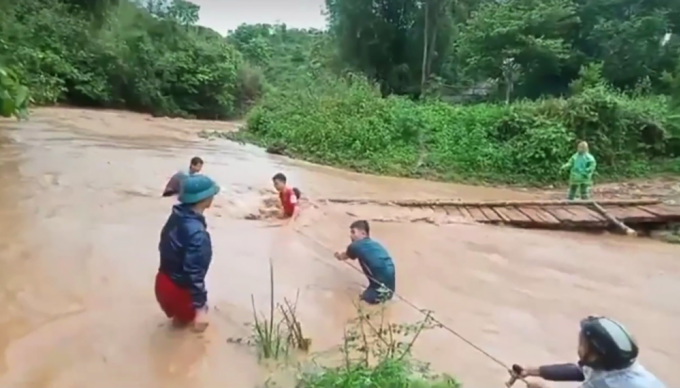 Cầu ở xã Hữu Lân, huyện Lộc Bình, bị ngập do nước lũ khiến học sinh không thể qua sông để đến trường thi. Ảnh chụp từ video