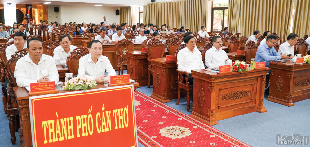 Lãnh đạo thành phố và cán bộ chủ chốt thành phố dự hội nghị tại điểm cầu trực tuyến Hội trường Thành ủy Cần Thơ.