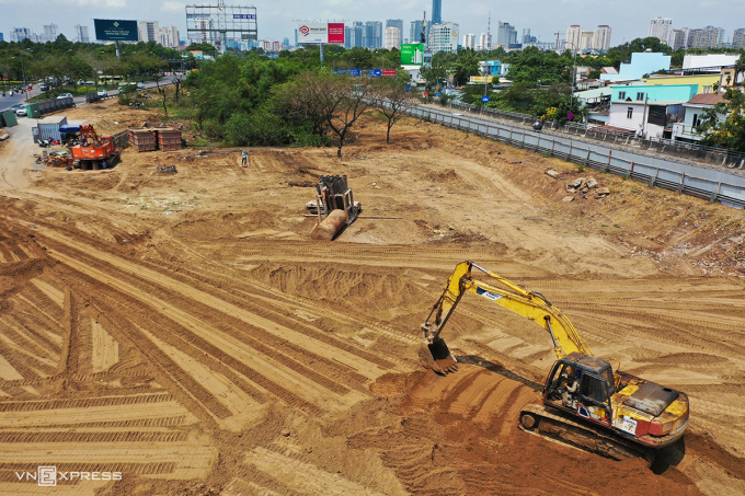 Công trường thi công dự án nút giao An Phú - một trong dự án được góp vốn từ nguồn thu phí cảng biển. Ảnh: Quỳnh Trần