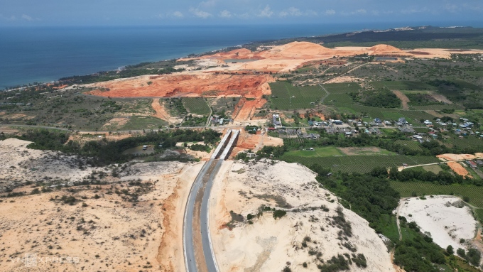 Công trình làm mới đường ven biển ĐT 719B (Phan Thiết - Kê Gà) Bình Thuận bị gián đoạn, không thể tiếp tục thi công khi qua xã Thuận Quý (huyện Hàm Thuận Nam, do vướng mỏ titan Tân Quang Cường. tháng 6/2023. Ảnh: Việt Quốc