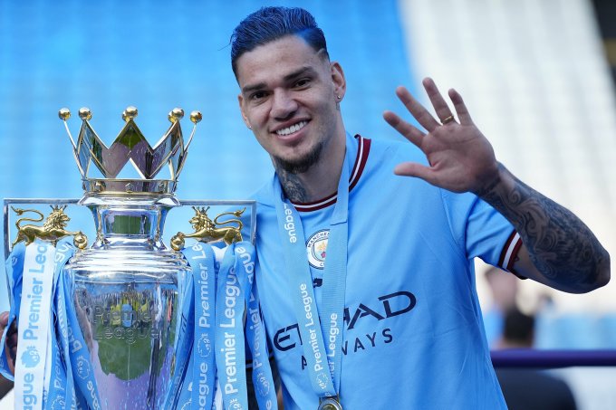 Ederson đưa bàn tay làm dấu năm lần vô địch Ngoại hạng Anh cùng Man City trong lễ đăng quang ngày 21/5. Ảnh: AFP