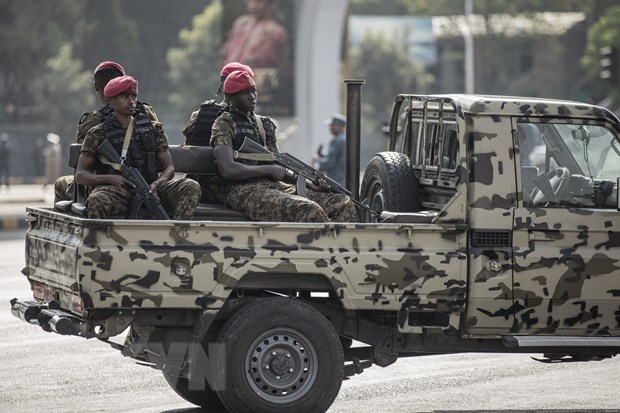 Cảnh sát liên bang tăng cường tuần tra tại Addis Ababa, Ethiopia. (Ảnh: AFP/TTXVN)