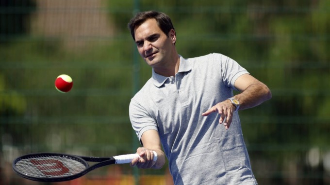 Federer trong buổi khánh thành sân đấu mới tại London. Ảnh: AP