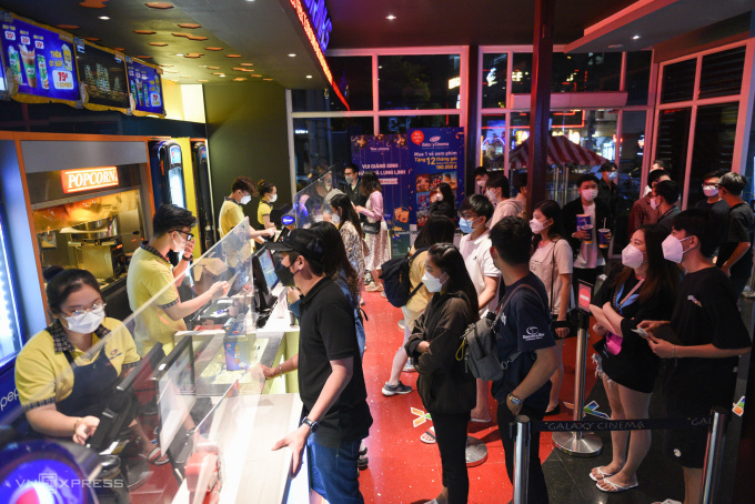 Khách hàng đang chờ mua vé tại rạp Galaxy Cinema (quận Tân Bình, TP HCM), cuối tháng 12/2021. Ảnh: Nhật Thực