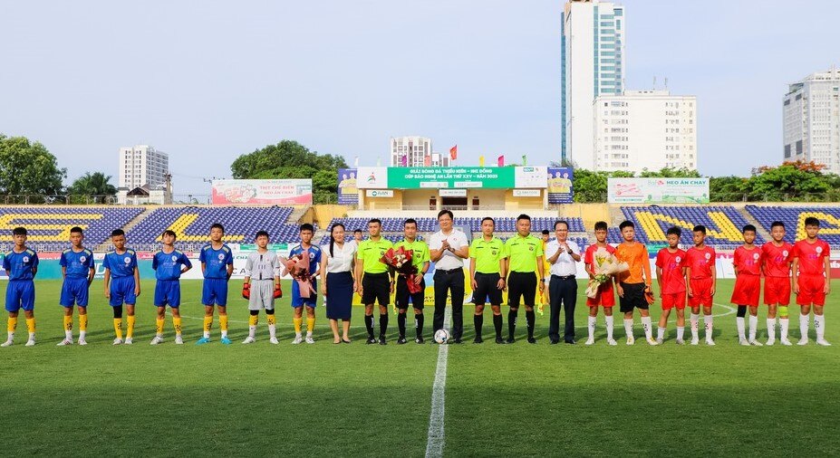 giai bong da thieu nien  nhi dong cup bao nghe an lan thu 25 thanh cong tot dep hinh 1