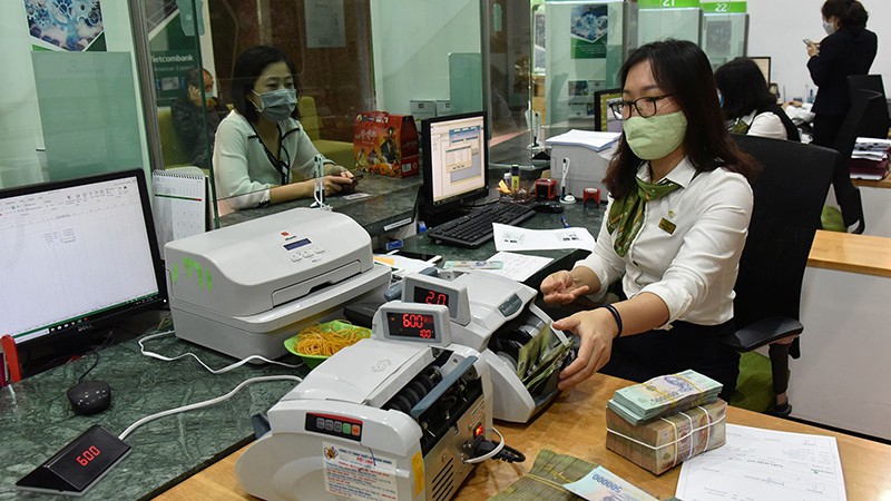 Khách hàng giao dịch tại chi nhánh Vietcombank