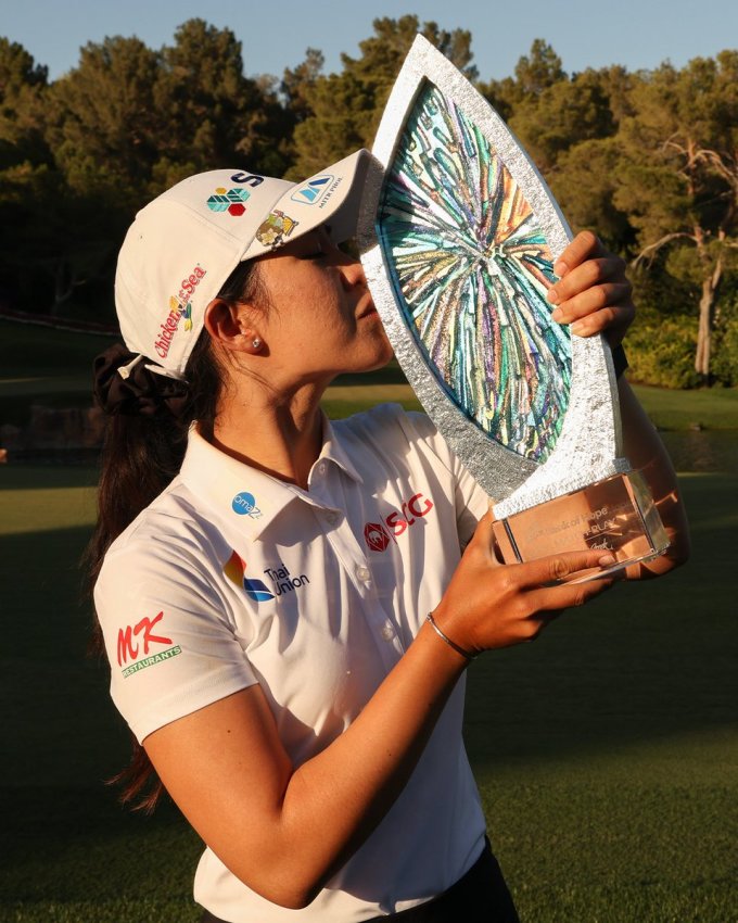 Anannarukarn nâng cup vô địch LPGA Match Play trên sân Shadow Creek ở Las Vegas ngày 28/5. Ảnh: LPGA Match Play