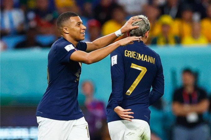 Griezmann (phải) và Mbappe mừng bàn trong trận Pháp thắng Ba Lan 3-1 ở vòng 1/8 World Cup ngày 4/12/2022 trên sân Al Thumama, thành phố Doha, Qatar. Ảnh: Marca