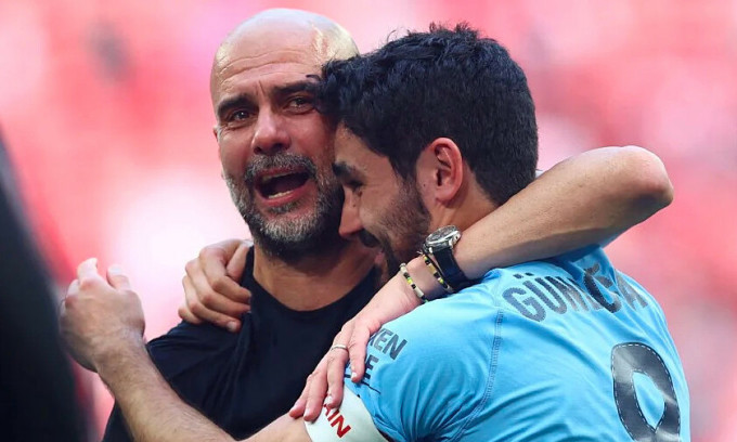 HLV Pep Guardiola xúc động khi ôm tiền vệ đội trưởng Ilkay Gundogan sau trận chung kết Cup FA trên sân Wembley ngày 3/6/2023. Ảnh: Reuters