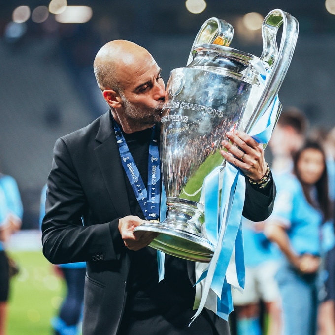 HLV Guardiola hôn cup vô địch Champions League sau khi cùng Man City thắng Inter 1-0 trong trận chung kết trên sân Ataturk, Istanbul, Thổ Nhĩ Kỳ ngày 10/6. Ảnh: mancity.com