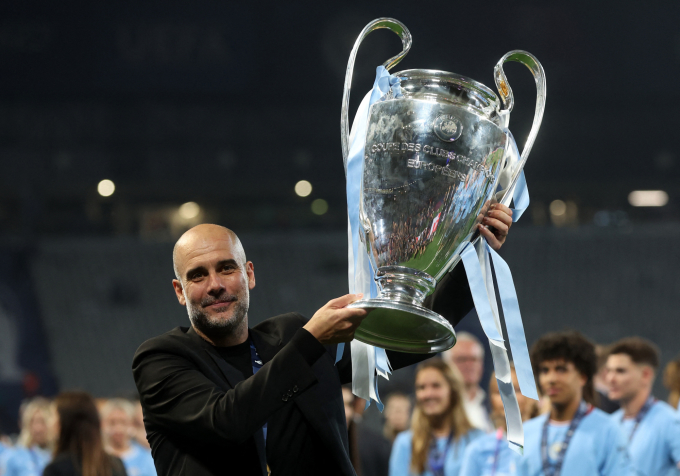 Guardiola nâng Champions League sau trận chung kết hôm 10/6 tại Thổ Nhĩ Kỳ. Ảnh: Reuters