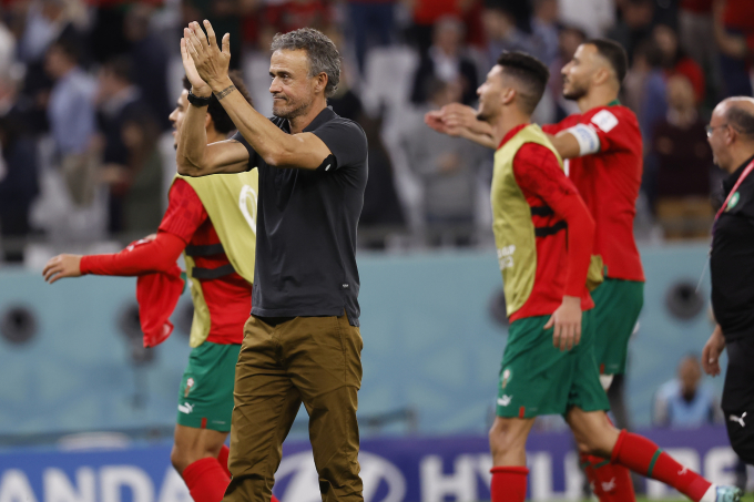 Luis Enrique vỗ tay cảm ơn khán giả sau trận Tây Ban Nha thua Morocco 0-3 trong loạt đá luân lưu vòng 1/8 World Cup 2022. Ảnh: Reuters