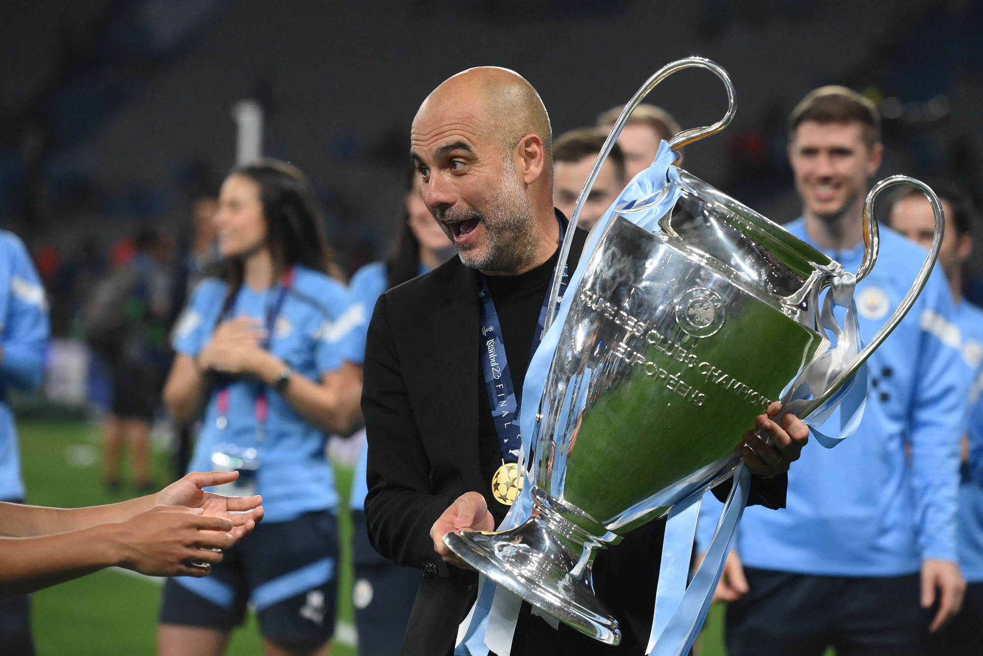 HLV Pep Guardiola bất ngờ muốn chia tay Man City sau cú ăn ba lịch sử - Ảnh 1.