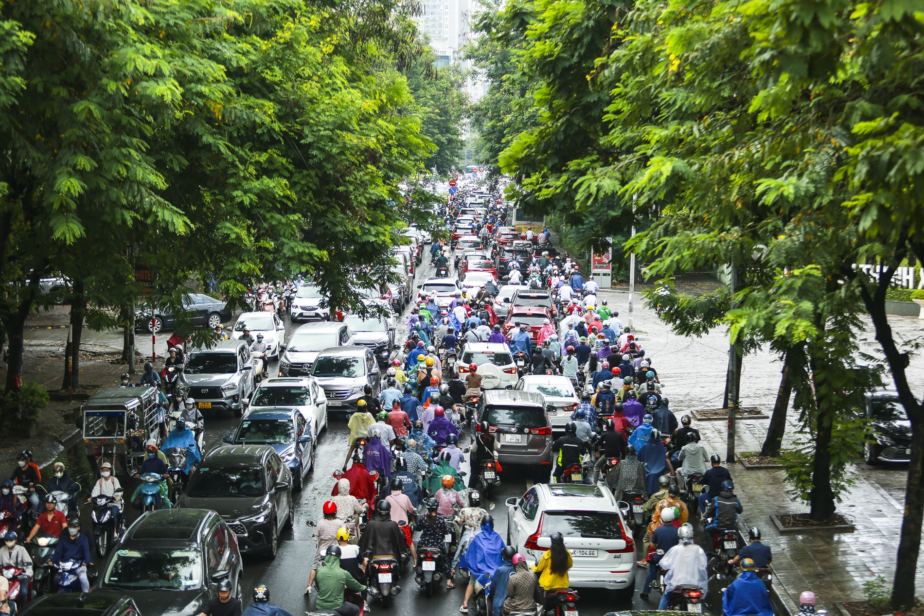 Hà Nội đón &apos;mưa vàng&apos; giải nhiệt, nhiều tuyến phố ùn tắc