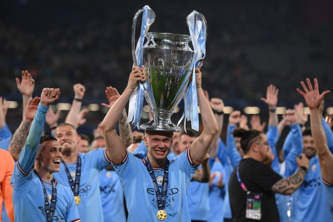 Haaland nâng Champions League sau trận chung kết tối 10/6 tại Thổ Nhĩ Kỳ. Ảnh: AFP