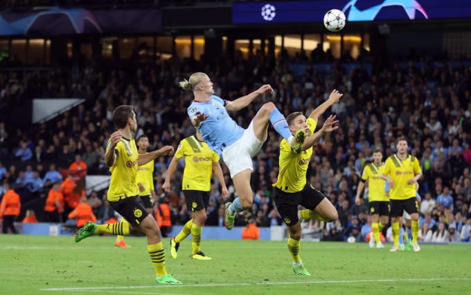 Haaland bật cao dứt điểm vào lưới Dortmund. Ảnh: UEFA