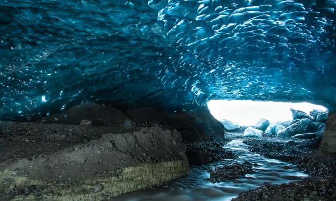 Hang băng trăn Anaconda dưới sông băng Vatnajokull, Iceland. Ảnh: Arctic Adventures