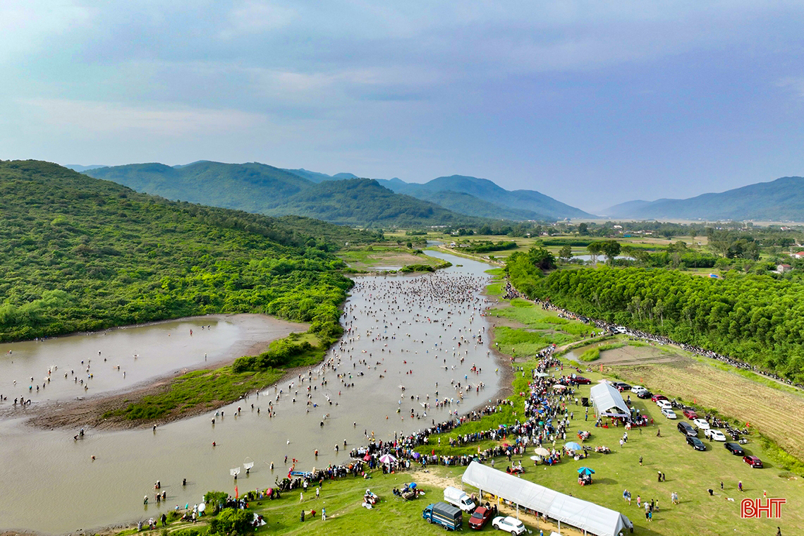 Hàng nghìn người dân nô nức tham gia lễ hội đánh cá Vực Rào