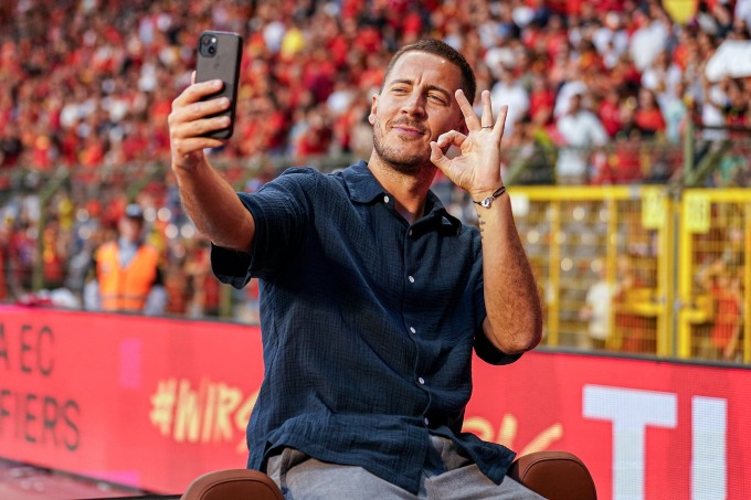 Hazard selfie kỷ niệm khoảnh khắc ngồi trên xe mui trận đi vòng quanh sân Roy Baudouin, Bruxelles ngày 17/6 trong lễ tri ân mà LĐBĐ Bỉ dành cho anh. Ảnh: RBFA