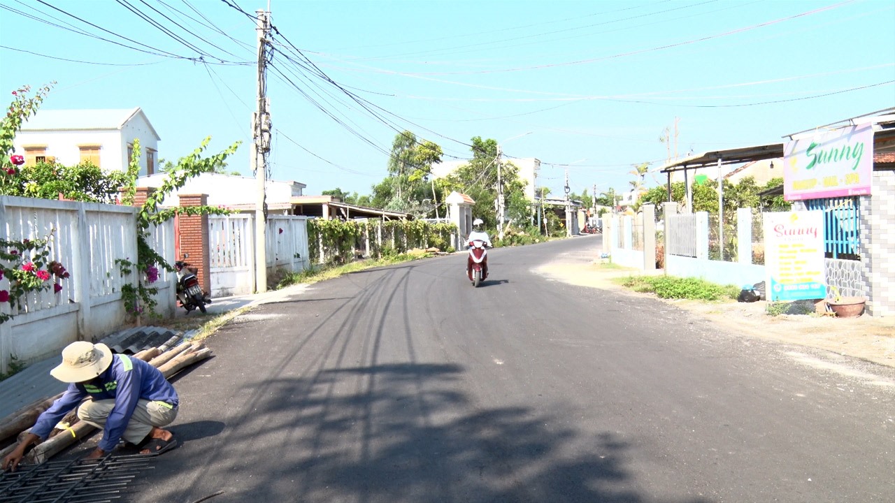 Tuyến đường thôn Tân Phú, xã Tam Phú (TP.Tam Kỳ) được mở rộng khang trang từ sự đồng thuận của người dân.