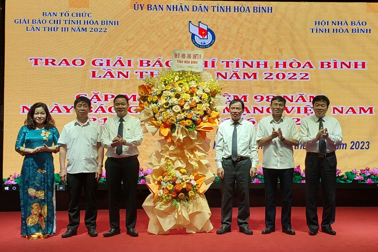 hoa binh khen thuong 24 tac pham doat giai bao chi tinh lan thu iii hinh 1