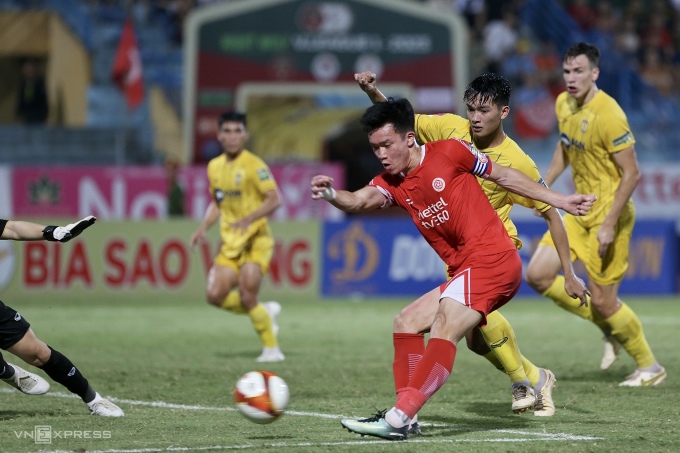 Hoàng Đức (áo đỏ) liên tục làm khổ hàng thủ SLNA ở vòng 10 V-League 2023. Ảnh: Hiếu Lương