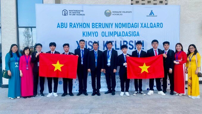 Đoàn Việt Nam chụp hình lưu niệm tại kỳ thi Olympic Hoá học quốc tế Abu Reikhan Beruniy, tháng 6/2023. Ảnh: MOET