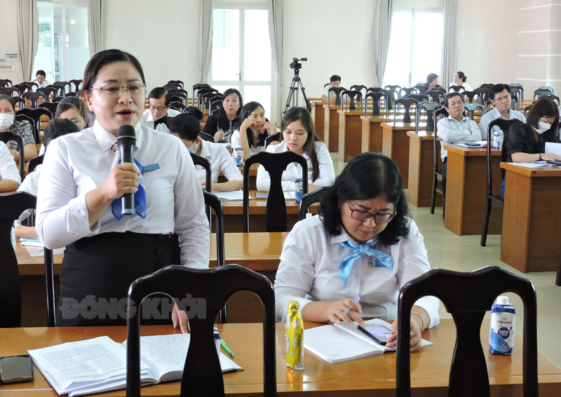 Đại biểu tham gia thảo luận, chia sẻ kinh nghiệm về xây dựng Đảng tại hội nghị.