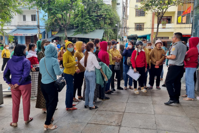 Công nhân từng làm việc tại Công ty T.B.O Vina tập trung trước Trung tâm hành chính TP Đà Nẵng gửi kiến nghị được chi trả nợ BHXH vì chủ đã bỏ trốn, tháng 3/2023. Ảnh: Hồng Chi