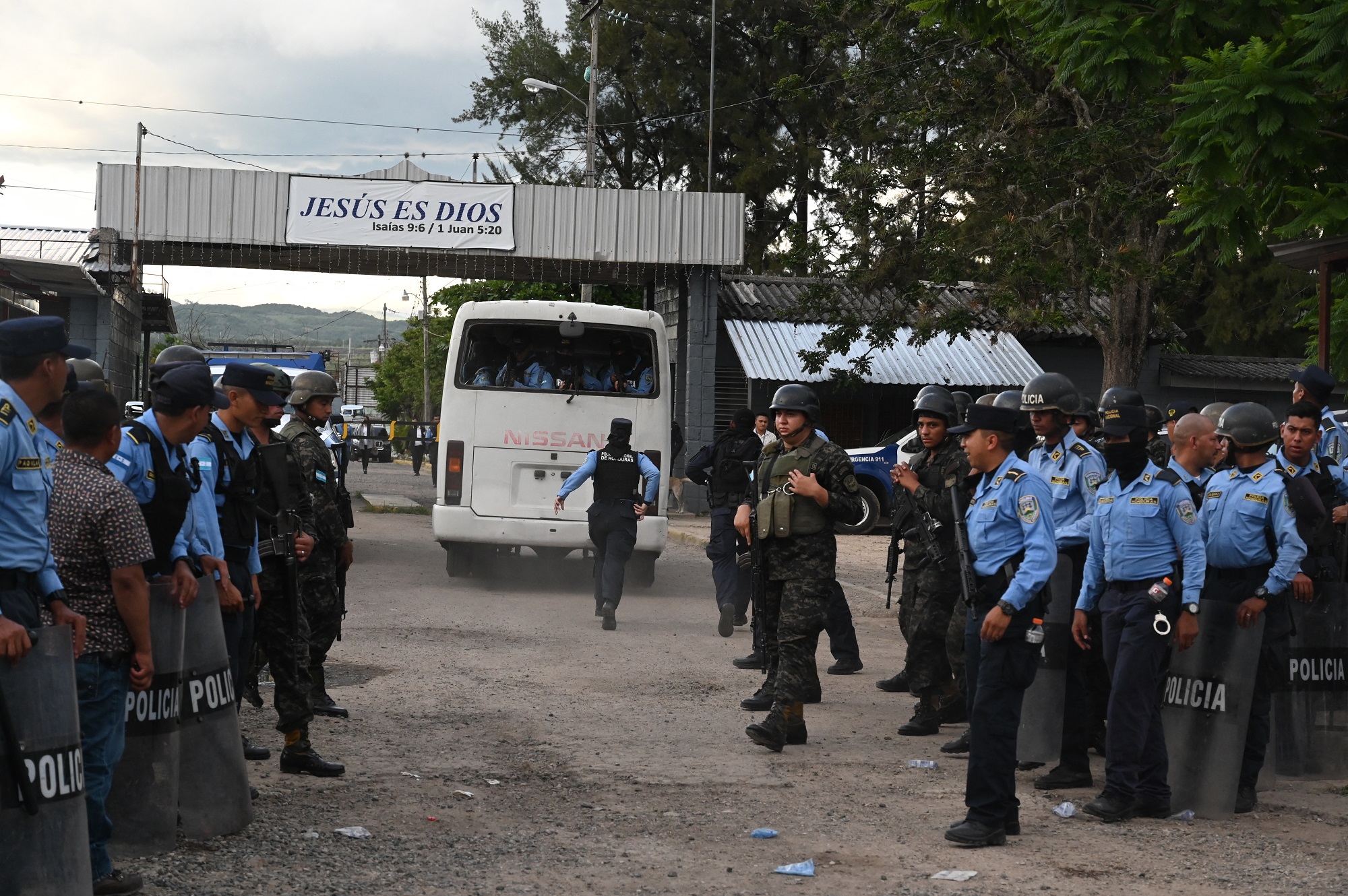 Hơn 40 người chết trong hỏa hoạn do đụng độ tại nhà tù nữ ở Honduras - Ảnh 1.