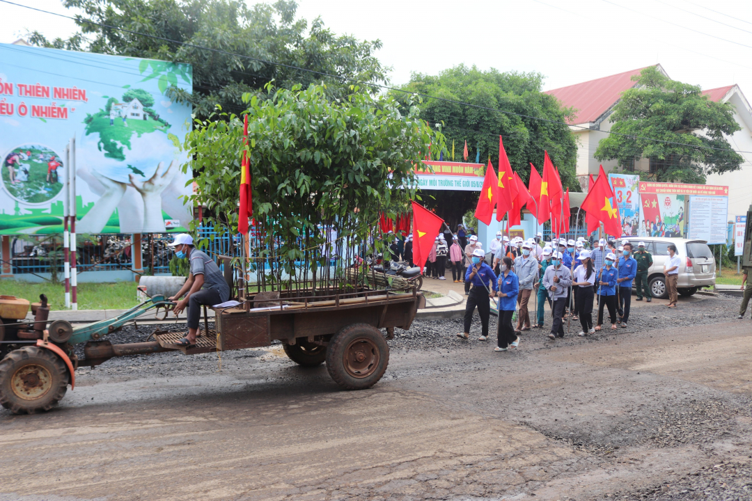 các đại biểu cùng đoàn viên thanh niên và các tầng lớp nhân dân đã tham gia diễu hành tuyên truyền vận động nhân dân tham gia các hoạt động bảo vệ môi trường