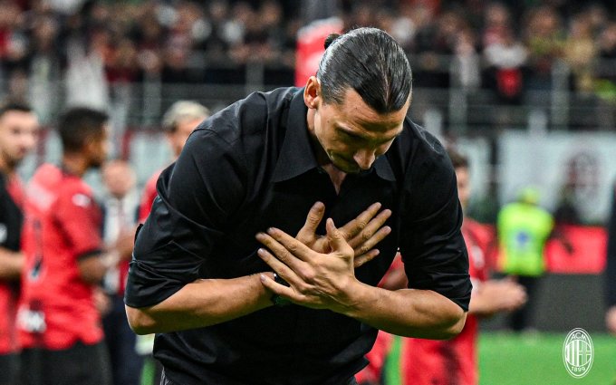 Ibrahimovic cúi đầu cảm ơn tình cảm của người hâm mộ Milan sau khi thông báo giải nghệ. Ảnh: AC Milan