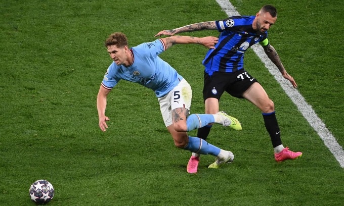 Stones đi bóng qua đội trưởng Inter Marcelo Brozovic trong trận chung kết Champions League trên sân Ataturk, Istanbul, Thổ Nhĩ Kỳ ngày 10/6. Ảnh: EPA