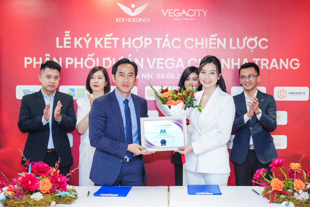 Đại diện Chủ đầu tư KDI Holdings trao chứng nhận đối tác chính thức cho các đại lý