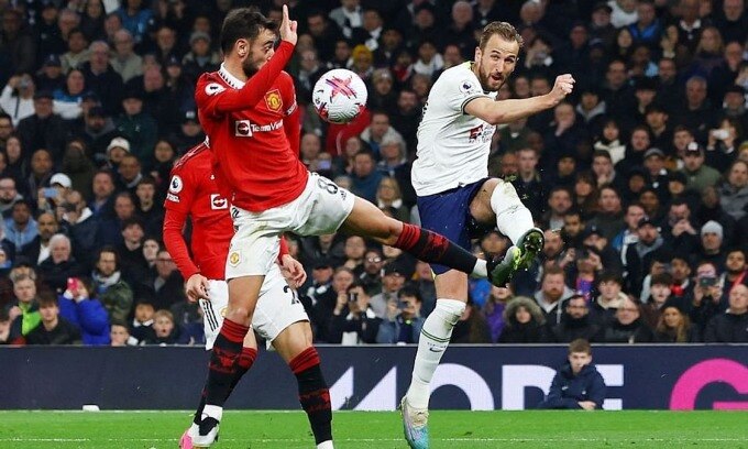 Kane (phải) tranh bóng với Bruno Fernandes trong trận Tottenham hòa Man Utd 2-2 ngày 27/4. Ảnh: Reuters