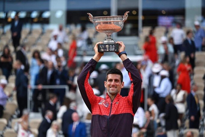 Djokovic năm thứ ba nâng cao chiếc cup ngự lâm quân tại Roland Garros. Ảnh: AP