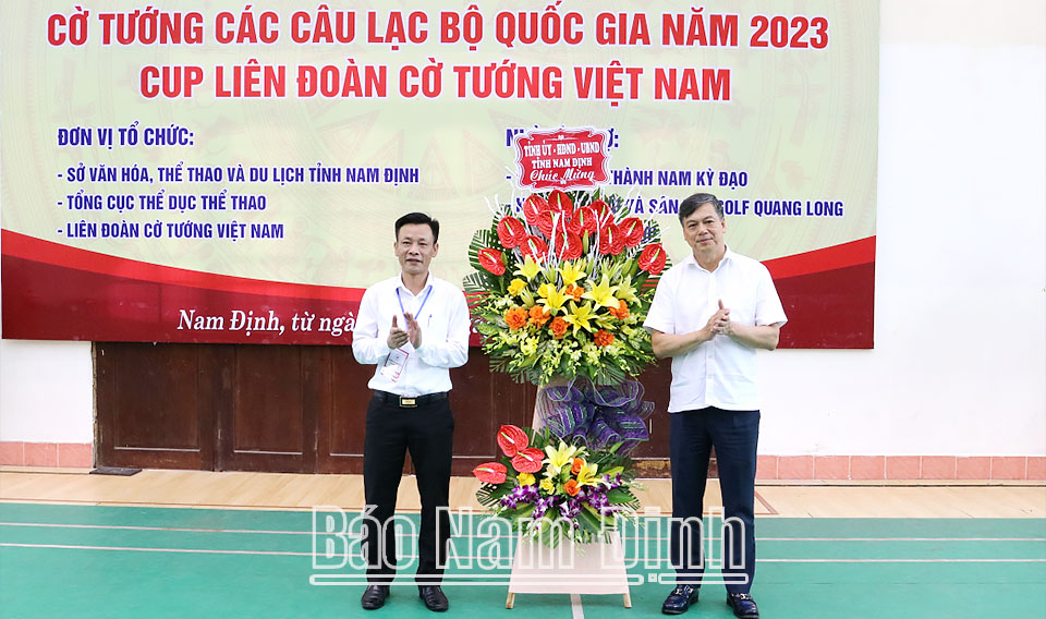 Thay mặt Tỉnh ủy, HĐND, UBND tỉnh, đồng chí Trần Lê Đoài, TUV, Phó Chủ tịch UBND tỉnh tặng Ban tổ chức Giải Vô địch Cờ tướng các câu lạc bộ quốc gia năm 2023 lẵng hoa tươi thắm. 