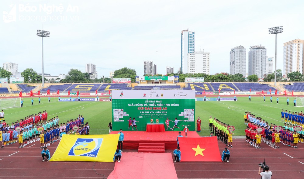 khai mac giai bong da thieu nien  nhi dong cup bao nghe an lan thu 25 hinh 1