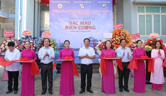 khai mac trien lam anh truong sa  quang tri sac mau bien cuong hinh 1