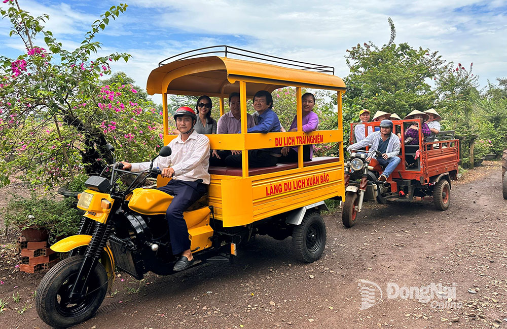 Khách tham quan trong ngày khai trương tour du lịch