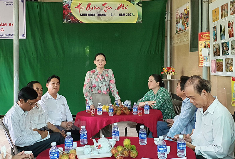 Đoàn khảo sát làm việc tại điểm của hợp tác xã nông nghiệp Tân Phú.