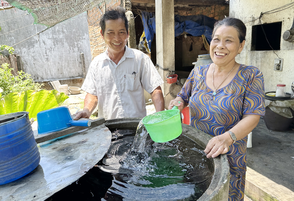 Sự tận tâm của cựu chiến binh Trần Văn Bảnh giúp công trình nước sạch phát huy hiệu quả, mang lại niềm vui cho người dân khu tái định cư Làng Cá. Ảnh: Mỹ Hoa