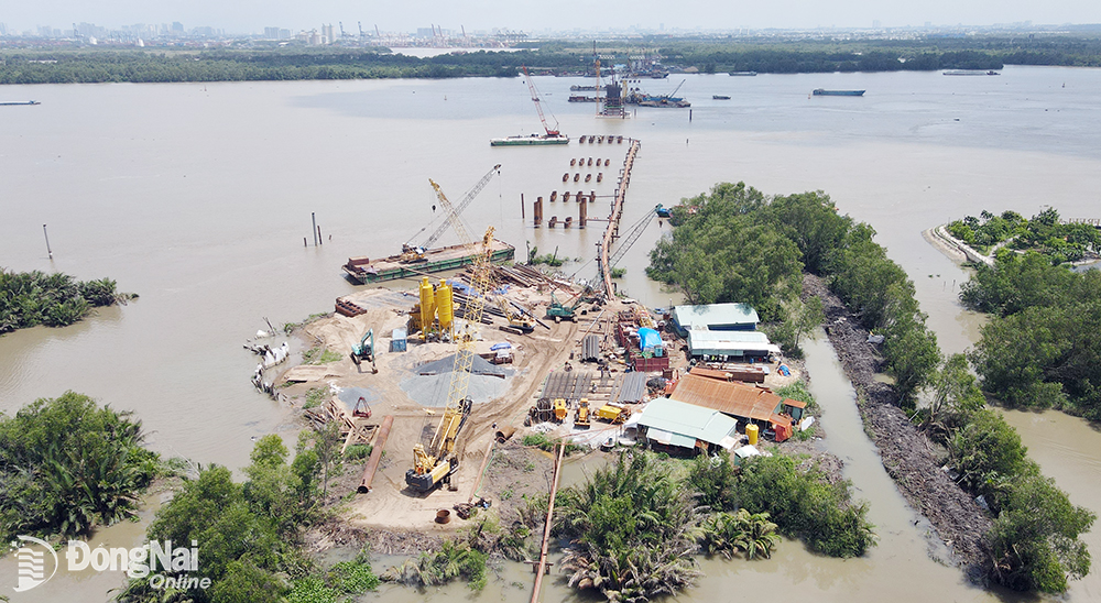 Cầu Nhơn Trạch thuộc dự án thành phần 1A, đoạn Tân Vạn - Nhơn Trạch, đoạn đầu tuyến của đường vành đai 3 - TP.HCM đã được khởi công xây dựng vào tháng 9-2022. Ảnh: P.Tùng