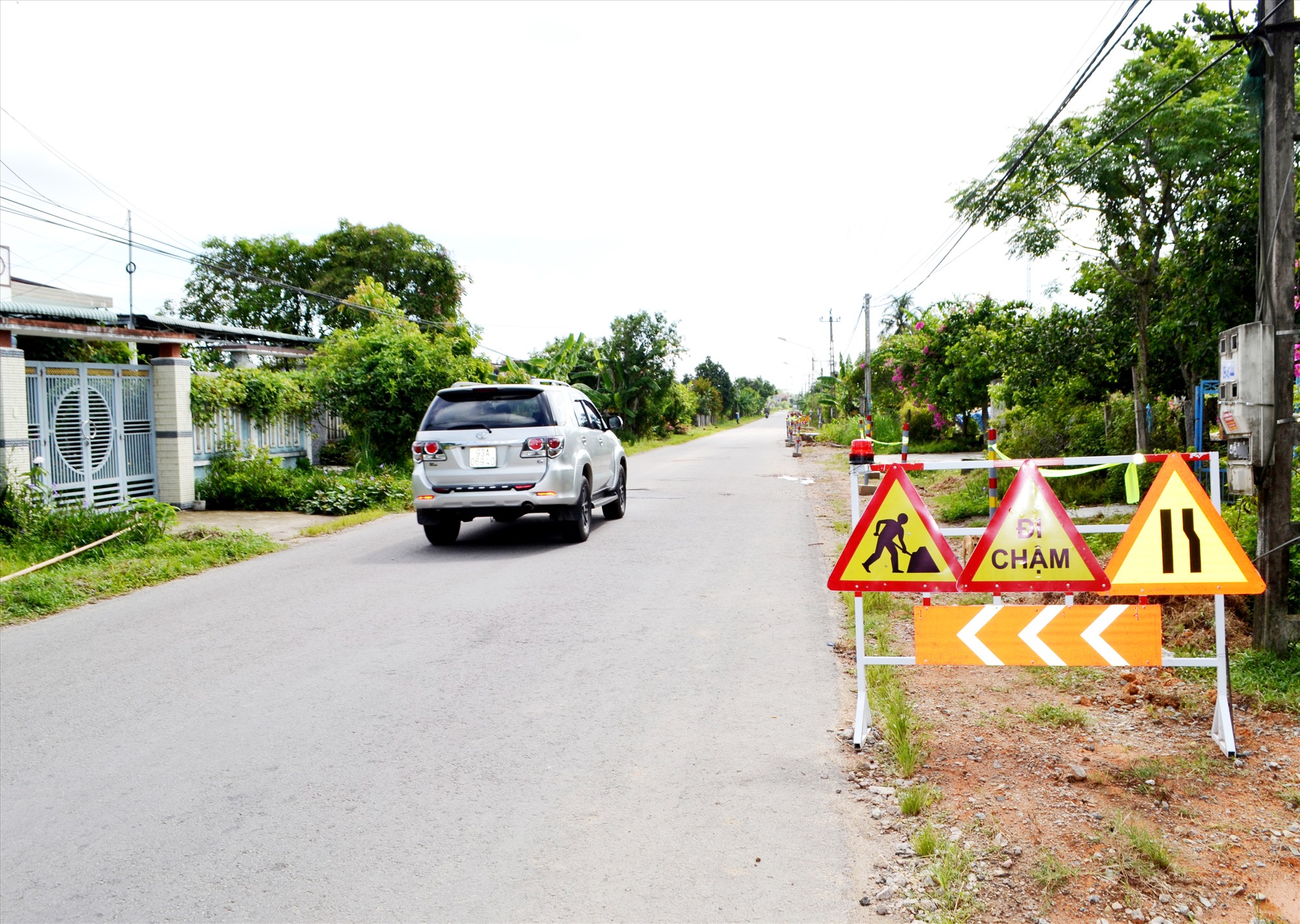 Nhà thầu thi công dự án mở rộng quốc lộ 14E qua Thăng Bình đặt rào chắn, hệ thống biển báo, đèn cảnh báo ban đêm tại khu vực đang thi công. Ảnh: C.TÚ