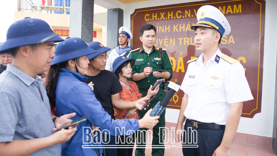 Các nhà báo tác nghiệp tại đảo Đá Đông.