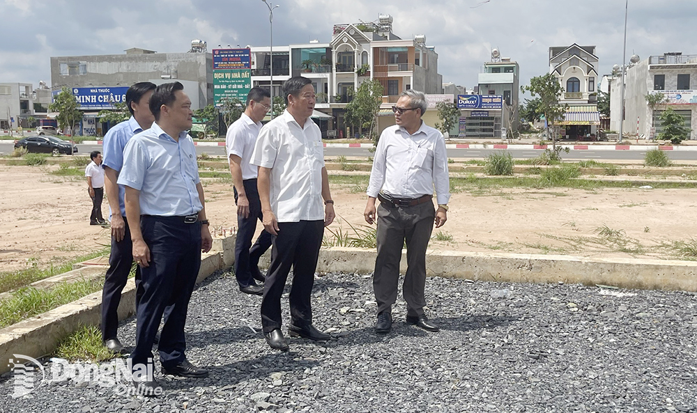 Ủy viên Ban TVTU, Trưởng ban Dân vận Tỉnh ủy Đào Văn Phước cùng các đơn vị, địa phương H.Long Thành khảo sát thực tế địa điểm xây chợ ở khu TĐC Lộc An - Bình Sơn