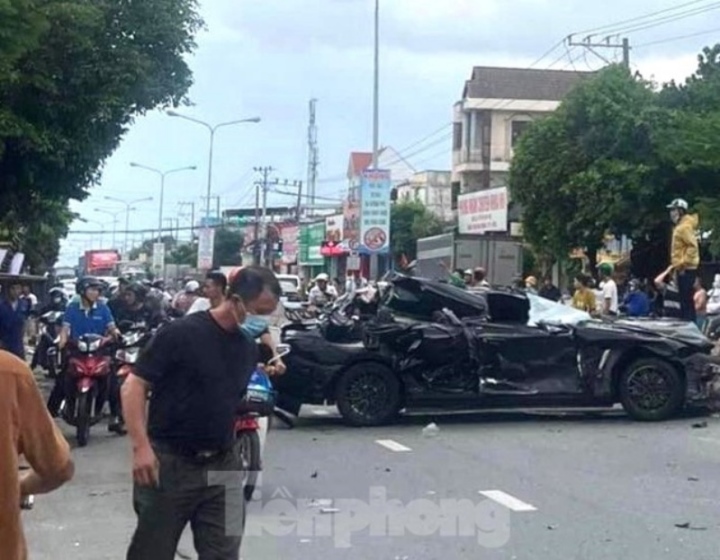 Kinh hoàng ô tô ‘điên’ tông hàng loạt phương tiện rồi lăn nhiều vòng trên đường - 1